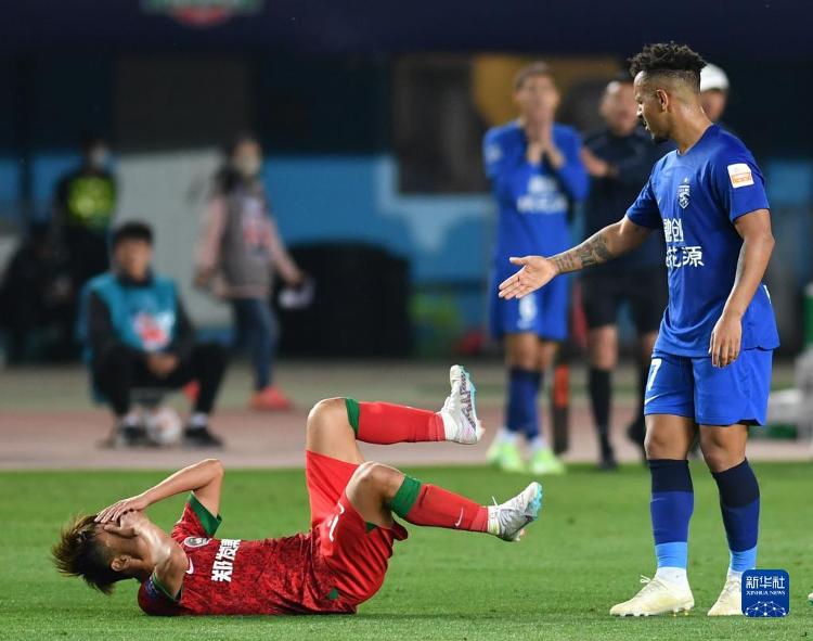 包含冲刺阶段突围战来临；武汉三镇围绕荷甲单刀错失；引发热议；细节决定成败的词条