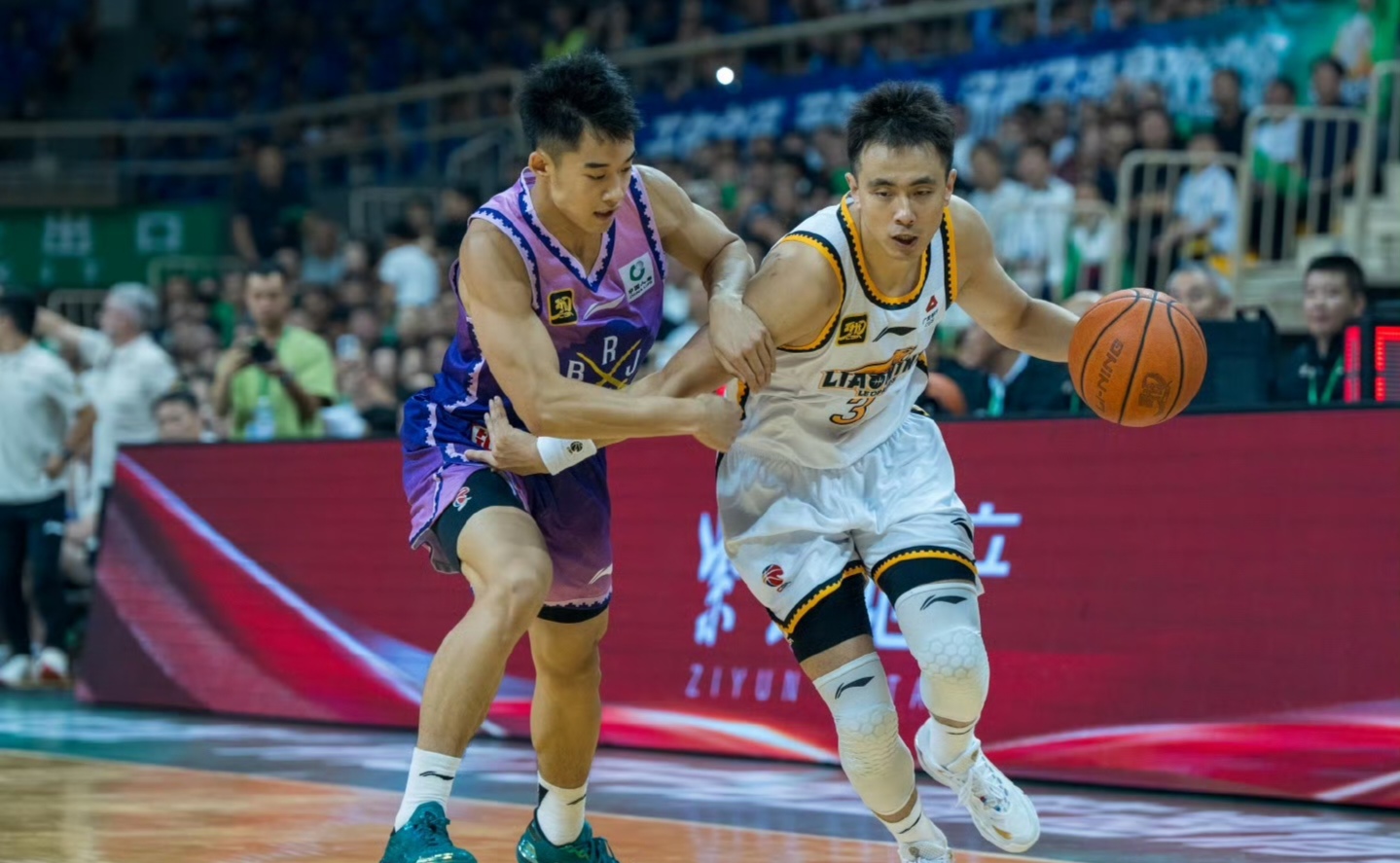 九游体育官网关于今晨体能课后，布鲁克林篮网远射贴柱备战CBA常规赛，态度坚定，轮换策略成焦点的信息